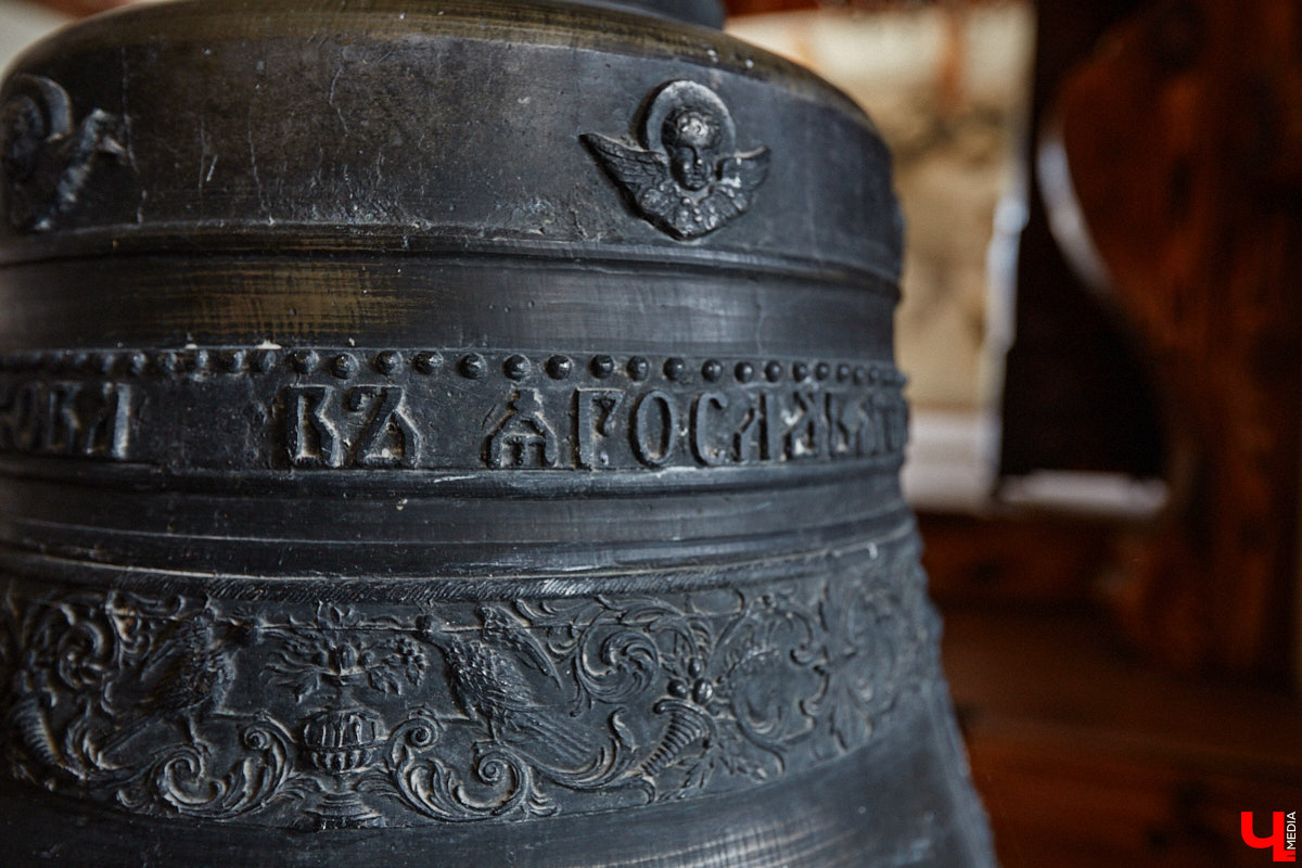 Есть в Суздальском районе дом, куда точно можно продавать билеты. В нем три этажа с удивительными предметами из частной коллекции. Кажется, там есть всё, начиная от редких самоваров и заканчивая коллекционными самокатами. Восторг вызывает также участок с замком Рапунцель. Хозяин строения, полного чудес, Юрий Жаров провел для «Ключ-Медиа» подробную экскурсию по своим владениям.