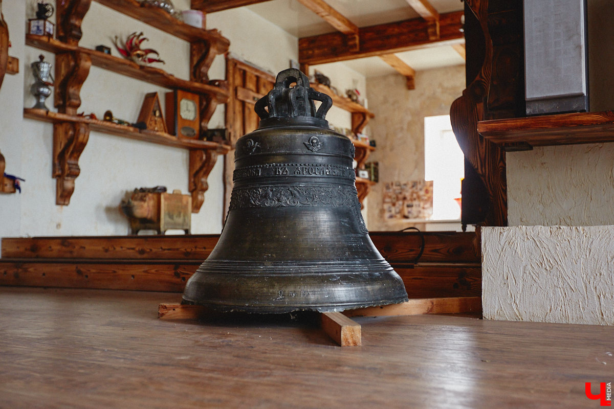 Есть в Суздальском районе дом, куда точно можно продавать билеты. В нем три этажа с удивительными предметами из частной коллекции. Кажется, там есть всё, начиная от редких самоваров и заканчивая коллекционными самокатами. Восторг вызывает также участок с замком Рапунцель. Хозяин строения, полного чудес, Юрий Жаров провел для «Ключ-Медиа» подробную экскурсию по своим владениям.