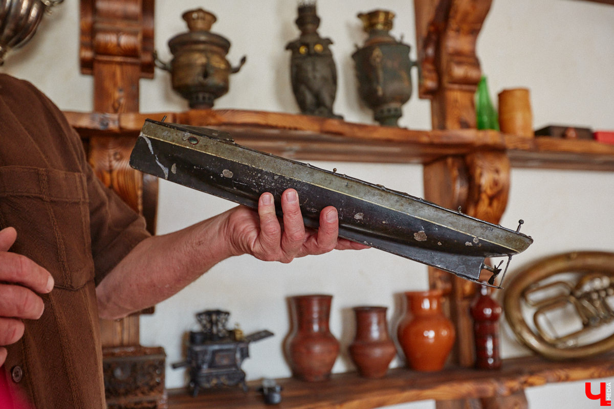 Есть в Суздальском районе дом, куда точно можно продавать билеты. В нем три этажа с удивительными предметами из частной коллекции. Кажется, там есть всё, начиная от редких самоваров и заканчивая коллекционными самокатами. Восторг вызывает также участок с замком Рапунцель. Хозяин строения, полного чудес, Юрий Жаров провел для «Ключ-Медиа» подробную экскурсию по своим владениям.