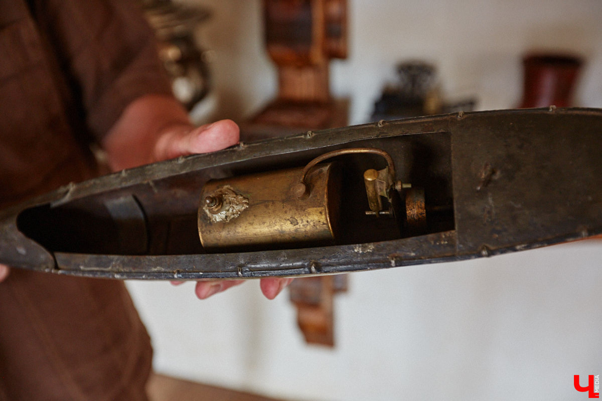 Есть в Суздальском районе дом, куда точно можно продавать билеты. В нем три этажа с удивительными предметами из частной коллекции. Кажется, там есть всё, начиная от редких самоваров и заканчивая коллекционными самокатами. Восторг вызывает также участок с замком Рапунцель. Хозяин строения, полного чудес, Юрий Жаров провел для «Ключ-Медиа» подробную экскурсию по своим владениям.