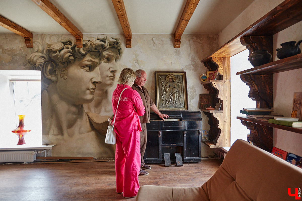 Есть в Суздальском районе дом, куда точно можно продавать билеты. В нем три этажа с удивительными предметами из частной коллекции. Кажется, там есть всё, начиная от редких самоваров и заканчивая коллекционными самокатами. Восторг вызывает также участок с замком Рапунцель. Хозяин строения, полного чудес, Юрий Жаров провел для «Ключ-Медиа» подробную экскурсию по своим владениям.