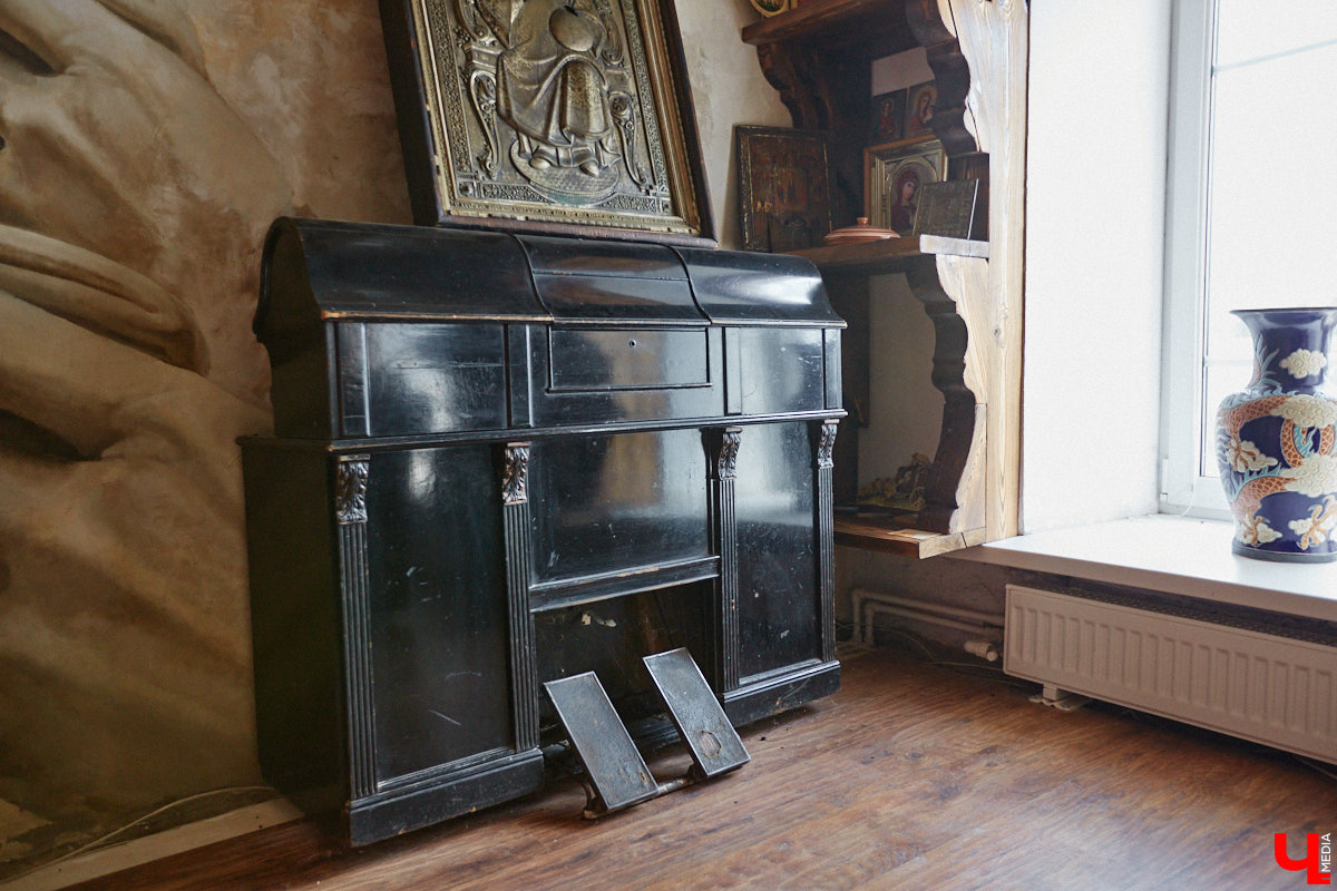 Есть в Суздальском районе дом, куда точно можно продавать билеты. В нем три этажа с удивительными предметами из частной коллекции. Кажется, там есть всё, начиная от редких самоваров и заканчивая коллекционными самокатами. Восторг вызывает также участок с замком Рапунцель. Хозяин строения, полного чудес, Юрий Жаров провел для «Ключ-Медиа» подробную экскурсию по своим владениям.