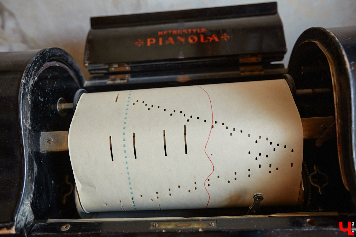 Есть в Суздальском районе дом, куда точно можно продавать билеты. В нем три этажа с удивительными предметами из частной коллекции. Кажется, там есть всё, начиная от редких самоваров и заканчивая коллекционными самокатами. Восторг вызывает также участок с замком Рапунцель. Хозяин строения, полного чудес, Юрий Жаров провел для «Ключ-Медиа» подробную экскурсию по своим владениям.