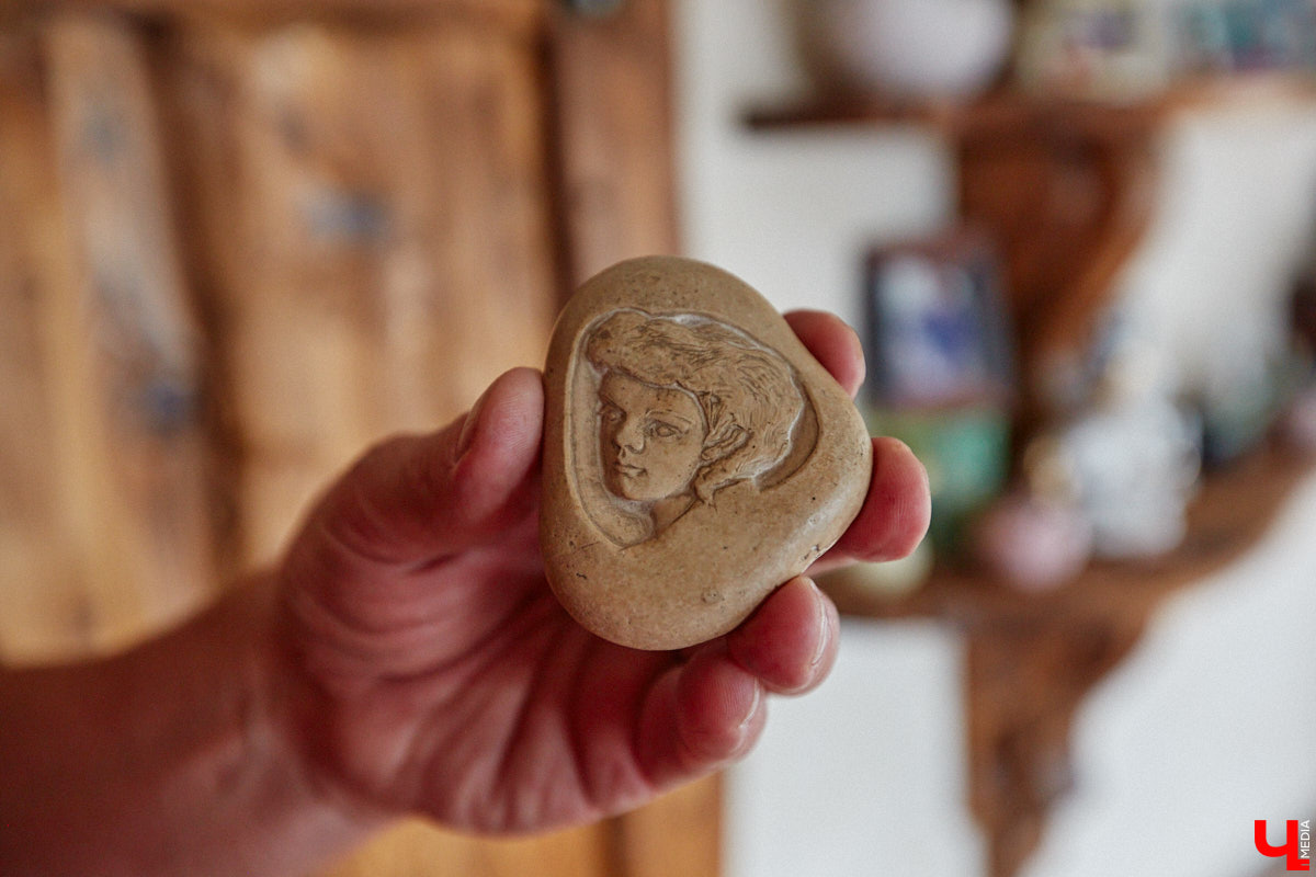 Есть в Суздальском районе дом, куда точно можно продавать билеты. В нем три этажа с удивительными предметами из частной коллекции. Кажется, там есть всё, начиная от редких самоваров и заканчивая коллекционными самокатами. Восторг вызывает также участок с замком Рапунцель. Хозяин строения, полного чудес, Юрий Жаров провел для «Ключ-Медиа» подробную экскурсию по своим владениям.