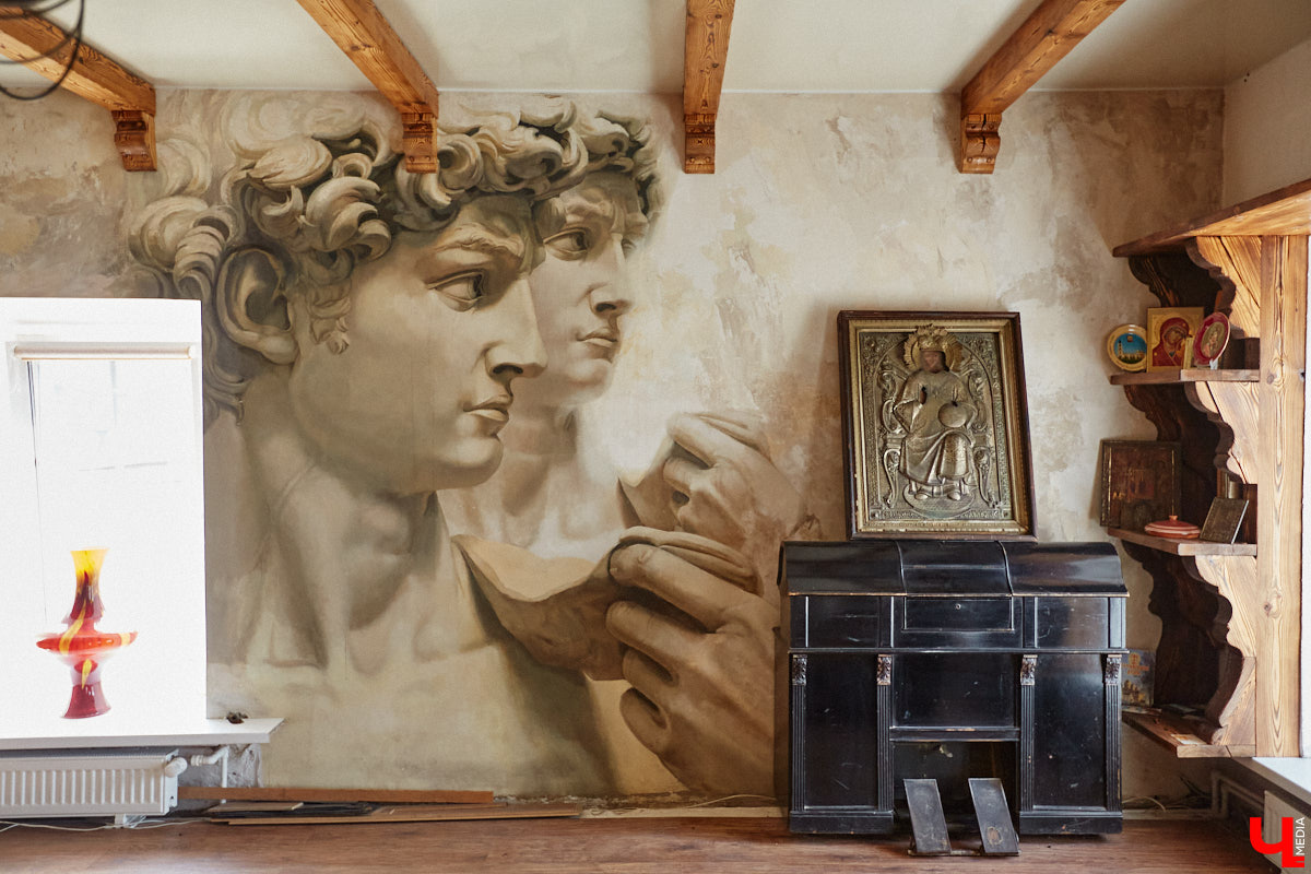 Есть в Суздальском районе дом, куда точно можно продавать билеты. В нем три этажа с удивительными предметами из частной коллекции. Кажется, там есть всё, начиная от редких самоваров и заканчивая коллекционными самокатами. Восторг вызывает также участок с замком Рапунцель. Хозяин строения, полного чудес, Юрий Жаров провел для «Ключ-Медиа» подробную экскурсию по своим владениям.