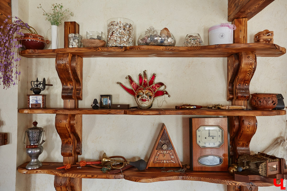 Есть в Суздальском районе дом, куда точно можно продавать билеты. В нем три этажа с удивительными предметами из частной коллекции. Кажется, там есть всё, начиная от редких самоваров и заканчивая коллекционными самокатами. Восторг вызывает также участок с замком Рапунцель. Хозяин строения, полного чудес, Юрий Жаров провел для «Ключ-Медиа» подробную экскурсию по своим владениям.