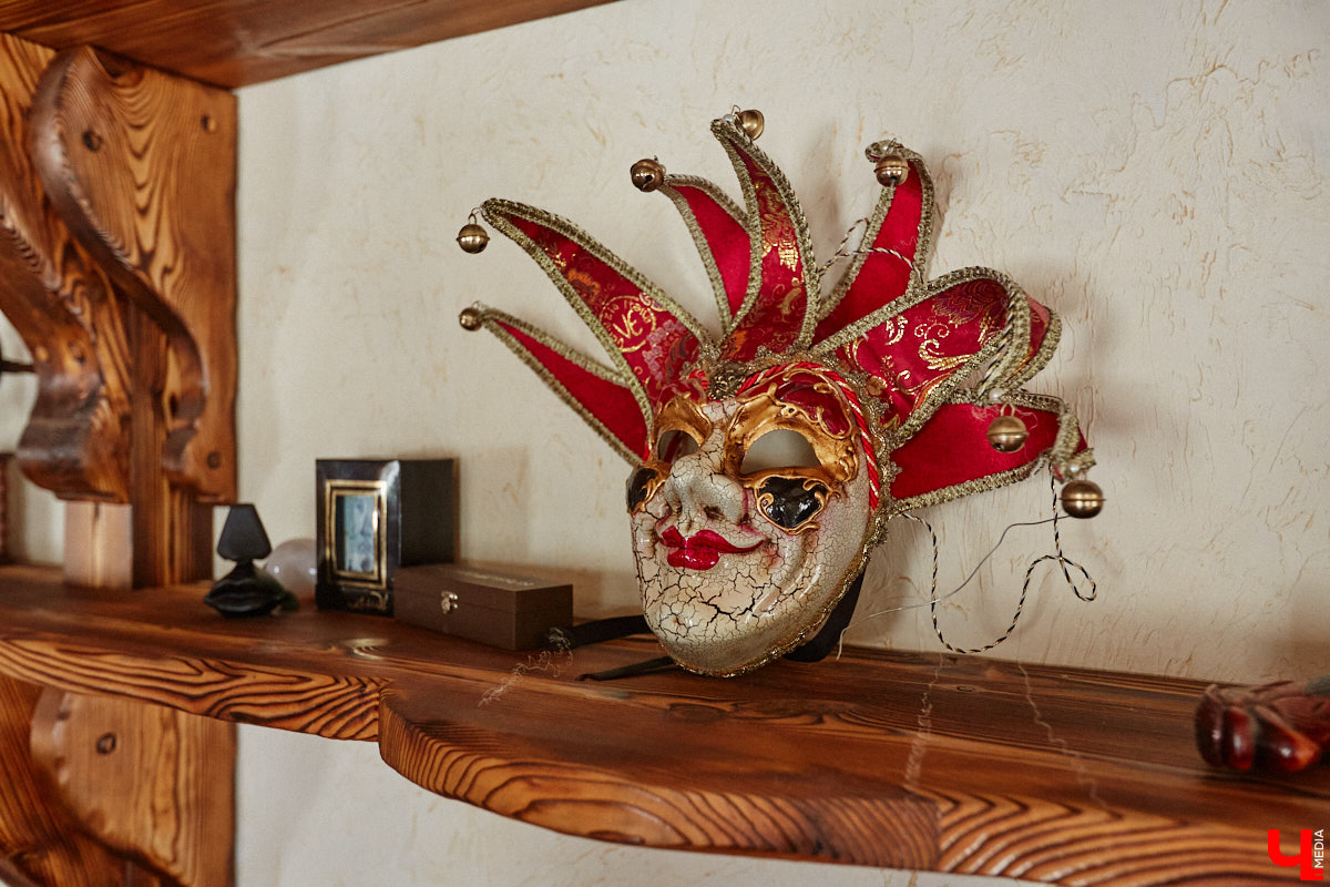 Есть в Суздальском районе дом, куда точно можно продавать билеты. В нем три этажа с удивительными предметами из частной коллекции. Кажется, там есть всё, начиная от редких самоваров и заканчивая коллекционными самокатами. Восторг вызывает также участок с замком Рапунцель. Хозяин строения, полного чудес, Юрий Жаров провел для «Ключ-Медиа» подробную экскурсию по своим владениям.