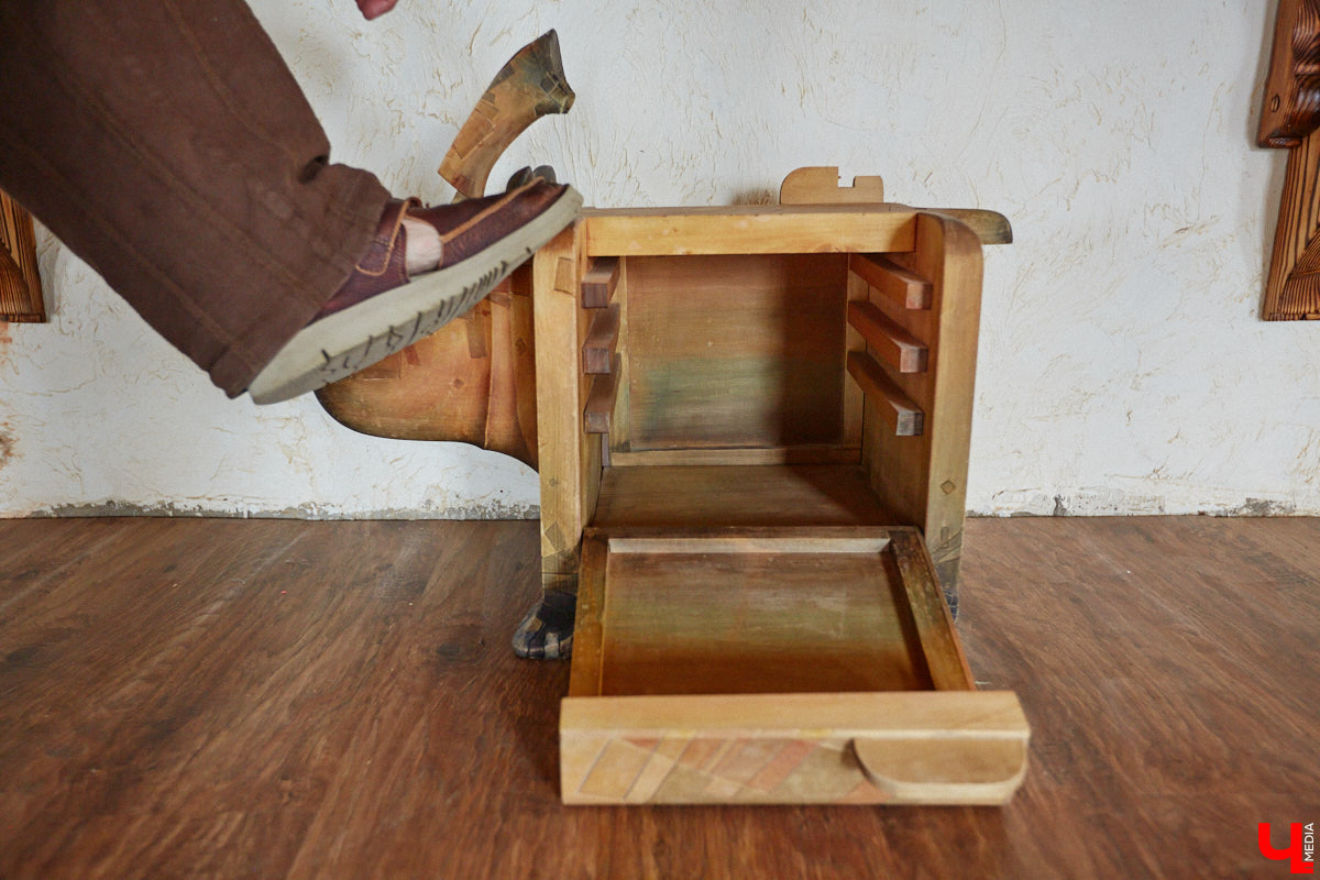 Есть в Суздальском районе дом, куда точно можно продавать билеты. В нем три этажа с удивительными предметами из частной коллекции. Кажется, там есть всё, начиная от редких самоваров и заканчивая коллекционными самокатами. Восторг вызывает также участок с замком Рапунцель. Хозяин строения, полного чудес, Юрий Жаров провел для «Ключ-Медиа» подробную экскурсию по своим владениям.