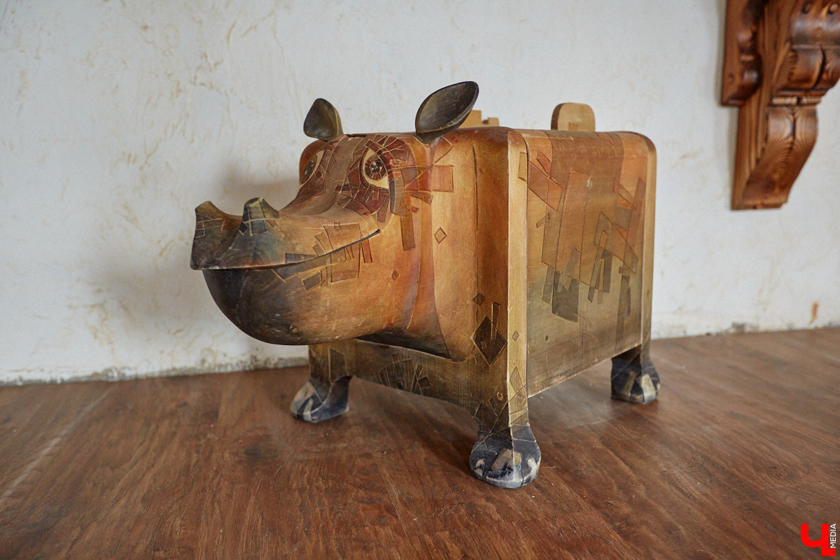 Есть в Суздальском районе дом, куда точно можно продавать билеты. В нем три этажа с удивительными предметами из частной коллекции. Кажется, там есть всё, начиная от редких самоваров и заканчивая коллекционными самокатами. Восторг вызывает также участок с замком Рапунцель. Хозяин строения, полного чудес, Юрий Жаров провел для «Ключ-Медиа» подробную экскурсию по своим владениям.