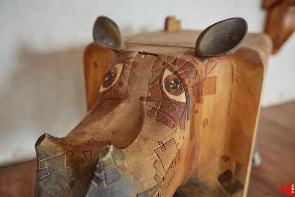 Есть в Суздальском районе дом, куда точно можно продавать билеты. В нем три этажа с удивительными предметами из частной коллекции. Кажется, там есть всё, начиная от редких самоваров и заканчивая коллекционными самокатами. Восторг вызывает также участок с замком Рапунцель. Хозяин строения, полного чудес, Юрий Жаров провел для «Ключ-Медиа» подробную экскурсию по своим владениям.