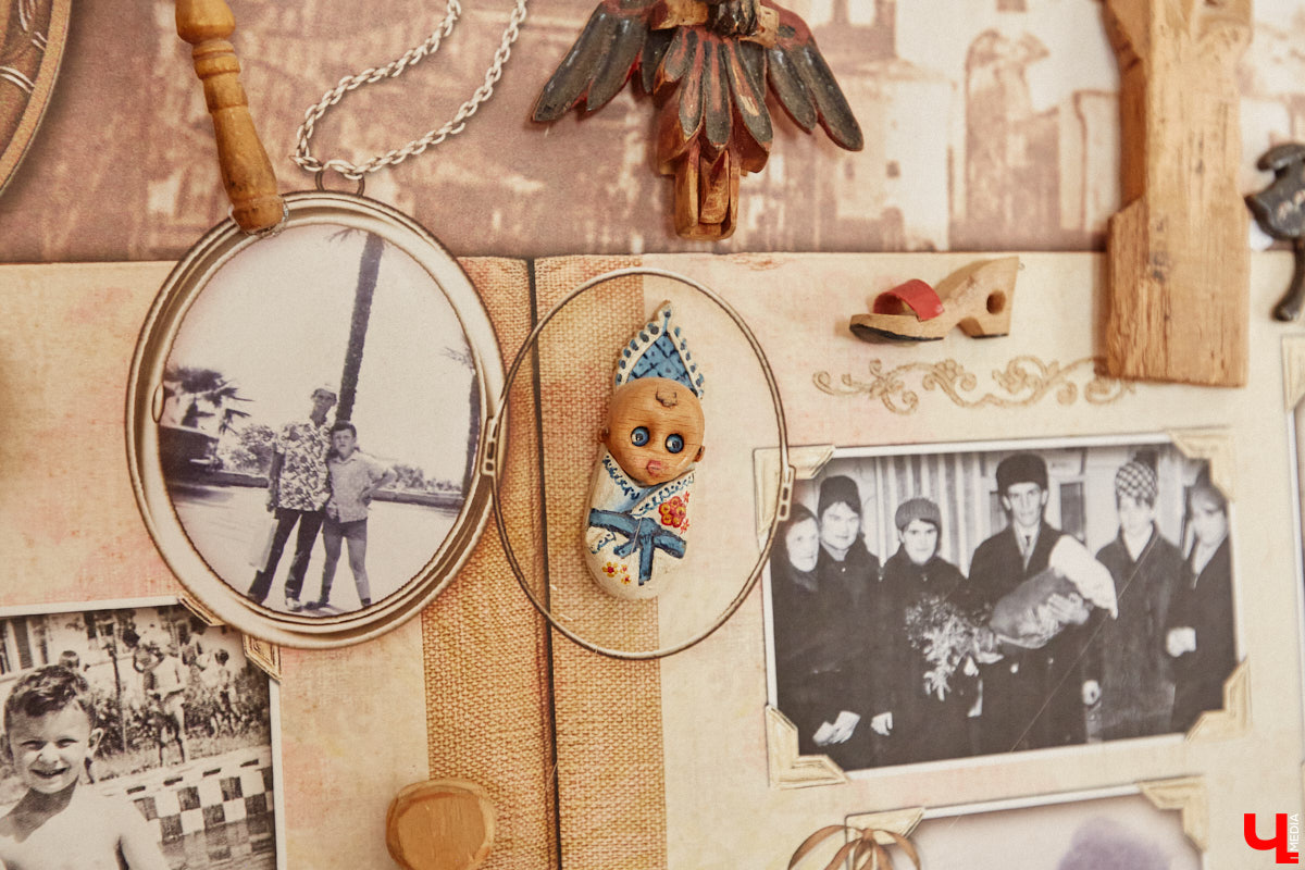 Есть в Суздальском районе дом, куда точно можно продавать билеты. В нем три этажа с удивительными предметами из частной коллекции. Кажется, там есть всё, начиная от редких самоваров и заканчивая коллекционными самокатами. Восторг вызывает также участок с замком Рапунцель. Хозяин строения, полного чудес, Юрий Жаров провел для «Ключ-Медиа» подробную экскурсию по своим владениям.