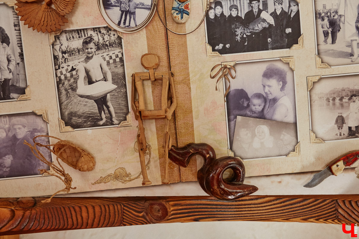 Есть в Суздальском районе дом, куда точно можно продавать билеты. В нем три этажа с удивительными предметами из частной коллекции. Кажется, там есть всё, начиная от редких самоваров и заканчивая коллекционными самокатами. Восторг вызывает также участок с замком Рапунцель. Хозяин строения, полного чудес, Юрий Жаров провел для «Ключ-Медиа» подробную экскурсию по своим владениям.