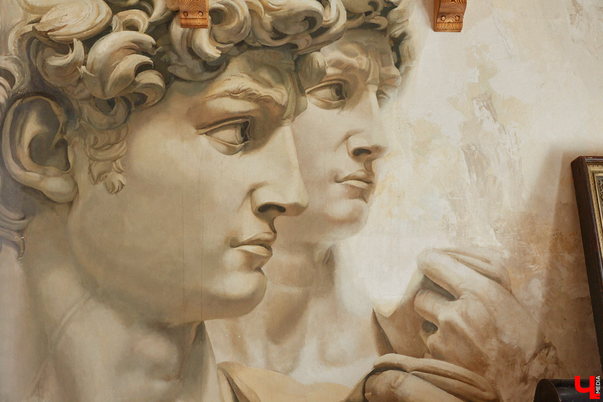 Есть в Суздальском районе дом, куда точно можно продавать билеты. В нем три этажа с удивительными предметами из частной коллекции. Кажется, там есть всё, начиная от редких самоваров и заканчивая коллекционными самокатами. Восторг вызывает также участок с замком Рапунцель. Хозяин строения, полного чудес, Юрий Жаров провел для «Ключ-Медиа» подробную экскурсию по своим владениям.