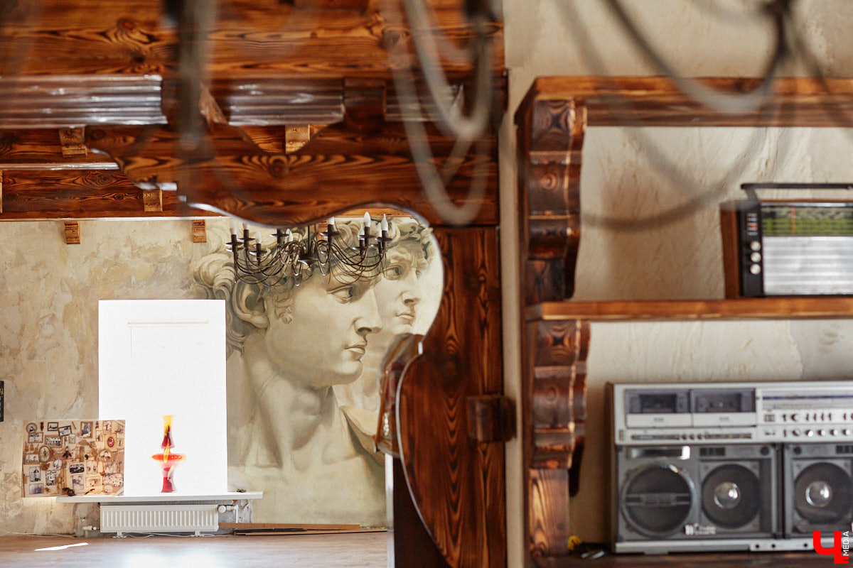 Есть в Суздальском районе дом, куда точно можно продавать билеты. В нем три этажа с удивительными предметами из частной коллекции. Кажется, там есть всё, начиная от редких самоваров и заканчивая коллекционными самокатами. Восторг вызывает также участок с замком Рапунцель. Хозяин строения, полного чудес, Юрий Жаров провел для «Ключ-Медиа» подробную экскурсию по своим владениям.