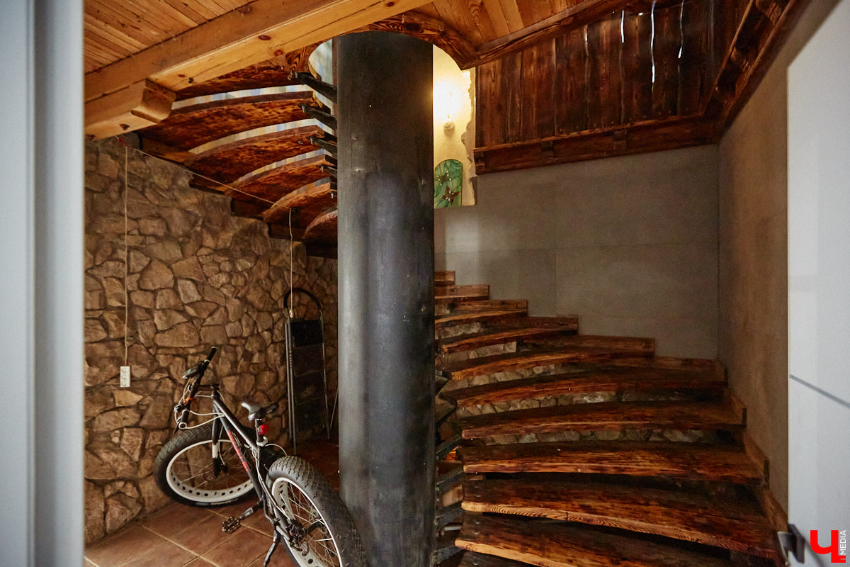 Есть в Суздальском районе дом, куда точно можно продавать билеты. В нем три этажа с удивительными предметами из частной коллекции. Кажется, там есть всё, начиная от редких самоваров и заканчивая коллекционными самокатами. Восторг вызывает также участок с замком Рапунцель. Хозяин строения, полного чудес, Юрий Жаров провел для «Ключ-Медиа» подробную экскурсию по своим владениям.