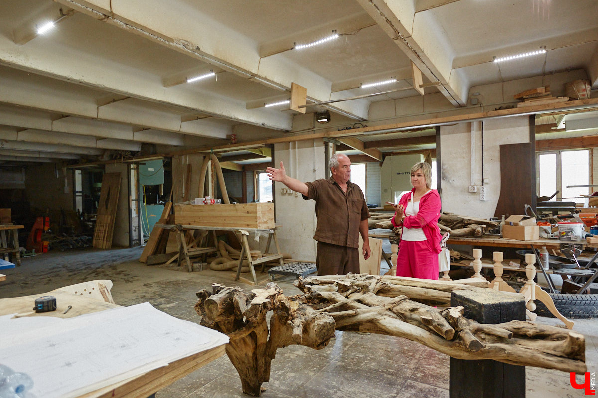 Есть в Суздальском районе дом, куда точно можно продавать билеты. В нем три этажа с удивительными предметами из частной коллекции. Кажется, там есть всё, начиная от редких самоваров и заканчивая коллекционными самокатами. Восторг вызывает также участок с замком Рапунцель. Хозяин строения, полного чудес, Юрий Жаров провел для «Ключ-Медиа» подробную экскурсию по своим владениям.