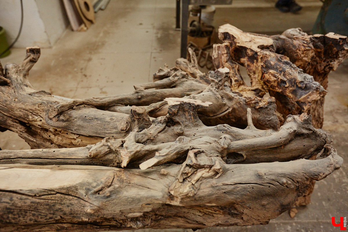 Есть в Суздальском районе дом, куда точно можно продавать билеты. В нем три этажа с удивительными предметами из частной коллекции. Кажется, там есть всё, начиная от редких самоваров и заканчивая коллекционными самокатами. Восторг вызывает также участок с замком Рапунцель. Хозяин строения, полного чудес, Юрий Жаров провел для «Ключ-Медиа» подробную экскурсию по своим владениям.