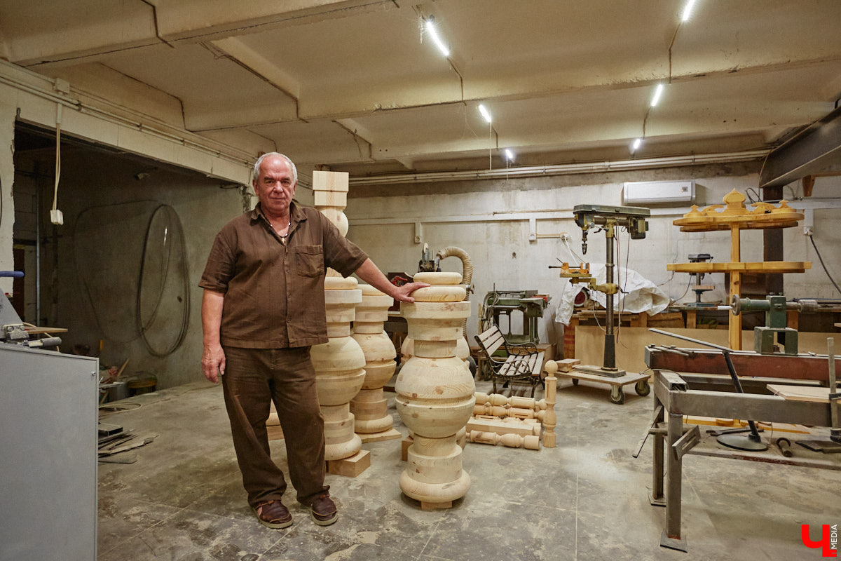 Есть в Суздальском районе дом, куда точно можно продавать билеты. В нем три этажа с удивительными предметами из частной коллекции. Кажется, там есть всё, начиная от редких самоваров и заканчивая коллекционными самокатами. Восторг вызывает также участок с замком Рапунцель. Хозяин строения, полного чудес, Юрий Жаров провел для «Ключ-Медиа» подробную экскурсию по своим владениям.