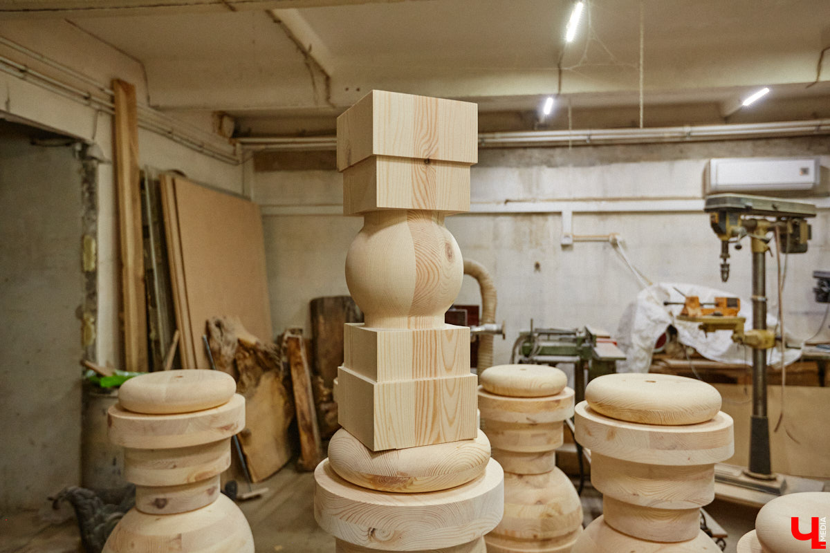 Есть в Суздальском районе дом, куда точно можно продавать билеты. В нем три этажа с удивительными предметами из частной коллекции. Кажется, там есть всё, начиная от редких самоваров и заканчивая коллекционными самокатами. Восторг вызывает также участок с замком Рапунцель. Хозяин строения, полного чудес, Юрий Жаров провел для «Ключ-Медиа» подробную экскурсию по своим владениям.