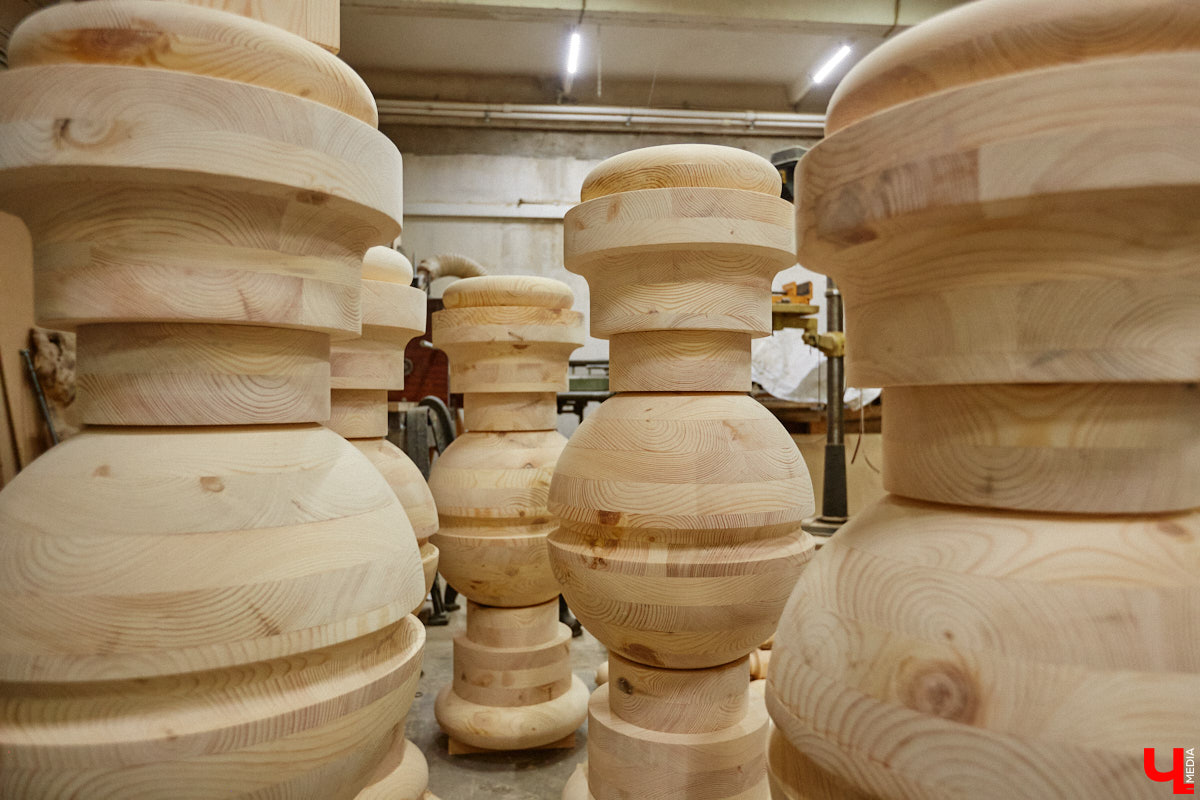 Есть в Суздальском районе дом, куда точно можно продавать билеты. В нем три этажа с удивительными предметами из частной коллекции. Кажется, там есть всё, начиная от редких самоваров и заканчивая коллекционными самокатами. Восторг вызывает также участок с замком Рапунцель. Хозяин строения, полного чудес, Юрий Жаров провел для «Ключ-Медиа» подробную экскурсию по своим владениям.