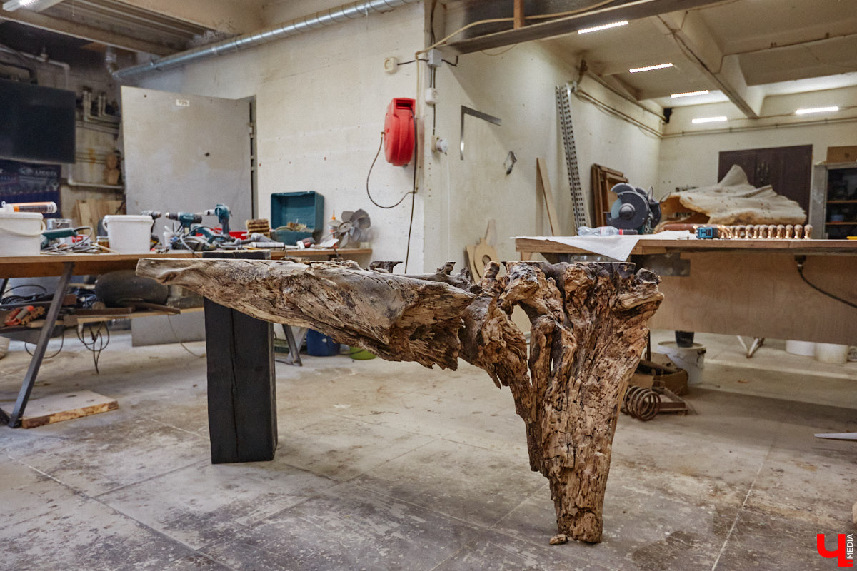 Есть в Суздальском районе дом, куда точно можно продавать билеты. В нем три этажа с удивительными предметами из частной коллекции. Кажется, там есть всё, начиная от редких самоваров и заканчивая коллекционными самокатами. Восторг вызывает также участок с замком Рапунцель. Хозяин строения, полного чудес, Юрий Жаров провел для «Ключ-Медиа» подробную экскурсию по своим владениям.