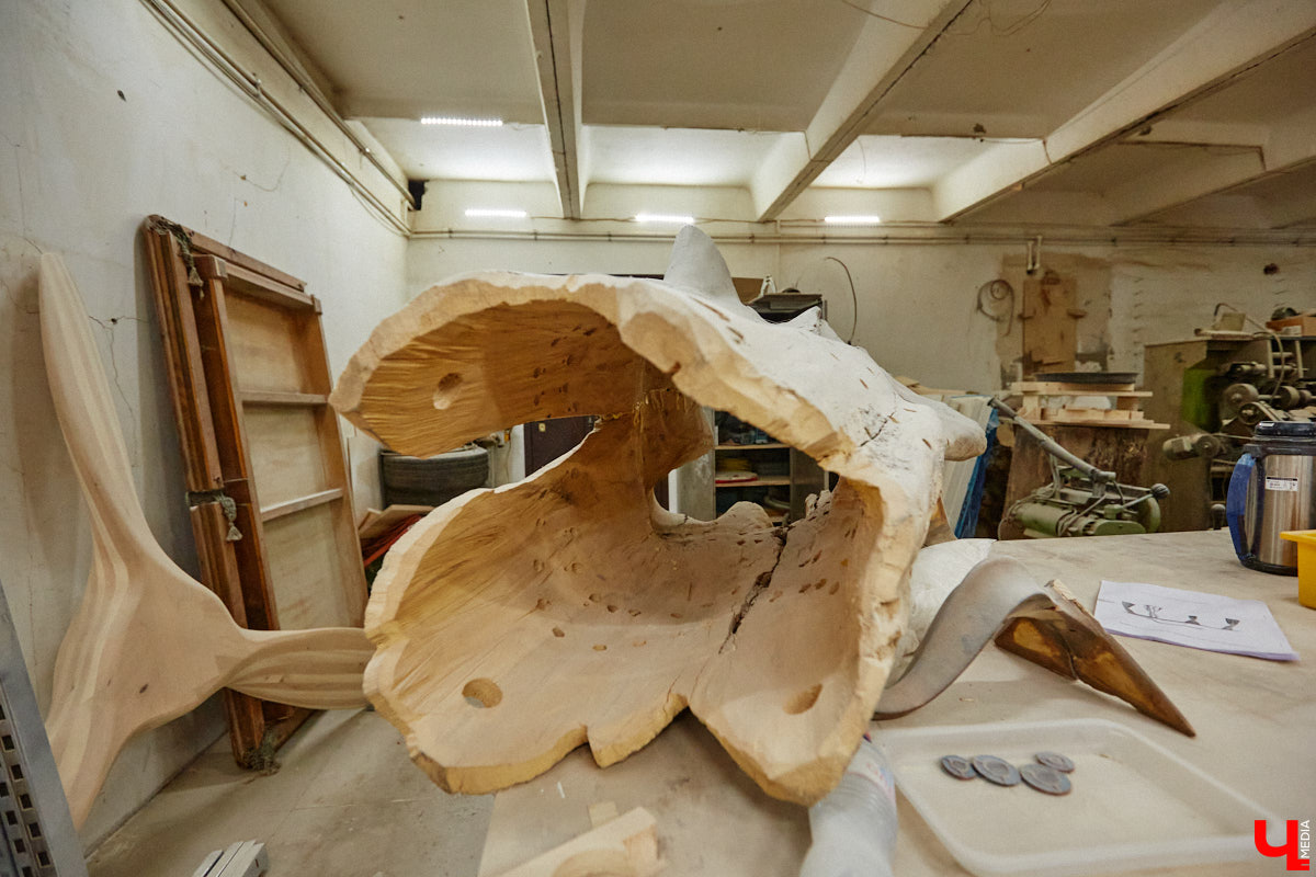 Есть в Суздальском районе дом, куда точно можно продавать билеты. В нем три этажа с удивительными предметами из частной коллекции. Кажется, там есть всё, начиная от редких самоваров и заканчивая коллекционными самокатами. Восторг вызывает также участок с замком Рапунцель. Хозяин строения, полного чудес, Юрий Жаров провел для «Ключ-Медиа» подробную экскурсию по своим владениям.