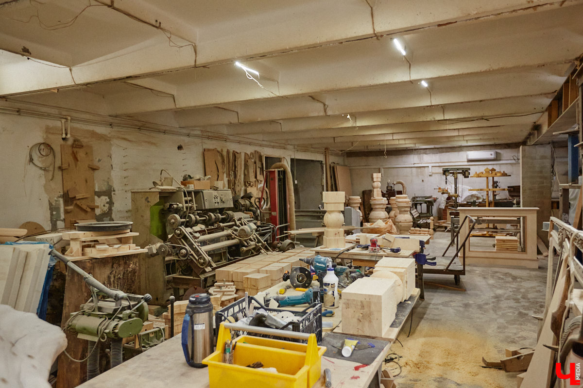 Есть в Суздальском районе дом, куда точно можно продавать билеты. В нем три этажа с удивительными предметами из частной коллекции. Кажется, там есть всё, начиная от редких самоваров и заканчивая коллекционными самокатами. Восторг вызывает также участок с замком Рапунцель. Хозяин строения, полного чудес, Юрий Жаров провел для «Ключ-Медиа» подробную экскурсию по своим владениям.