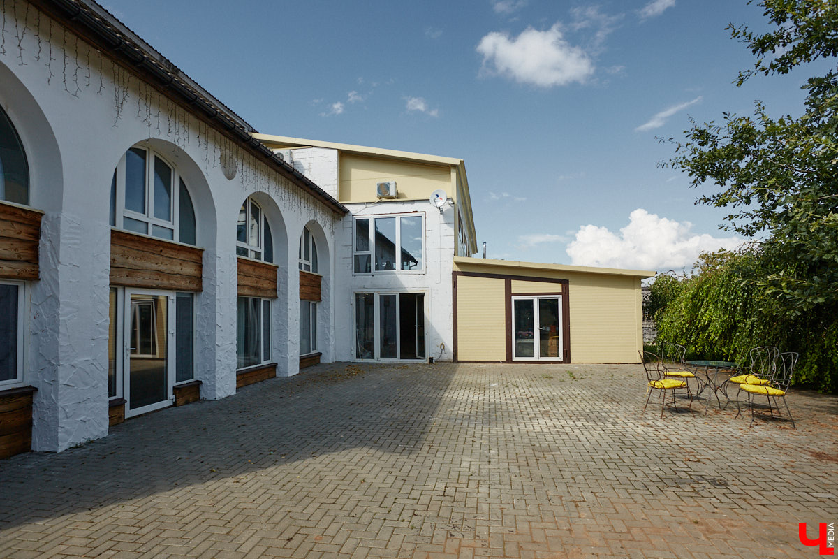 Есть в Суздальском районе дом, куда точно можно продавать билеты. В нем три этажа с удивительными предметами из частной коллекции. Кажется, там есть всё, начиная от редких самоваров и заканчивая коллекционными самокатами. Восторг вызывает также участок с замком Рапунцель. Хозяин строения, полного чудес, Юрий Жаров провел для «Ключ-Медиа» подробную экскурсию по своим владениям.