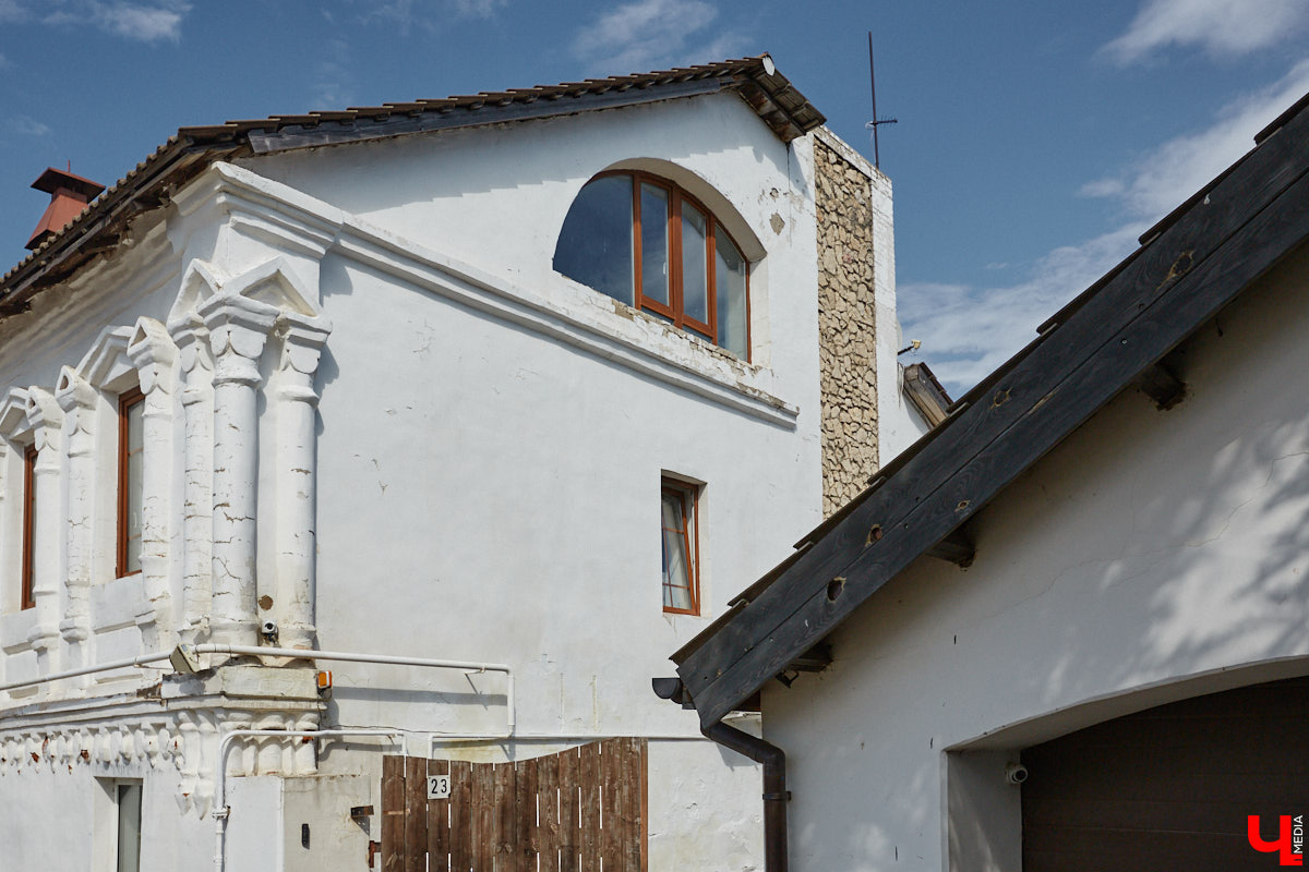 Есть в Суздальском районе дом, куда точно можно продавать билеты. В нем три этажа с удивительными предметами из частной коллекции. Кажется, там есть всё, начиная от редких самоваров и заканчивая коллекционными самокатами. Восторг вызывает также участок с замком Рапунцель. Хозяин строения, полного чудес, Юрий Жаров провел для «Ключ-Медиа» подробную экскурсию по своим владениям.