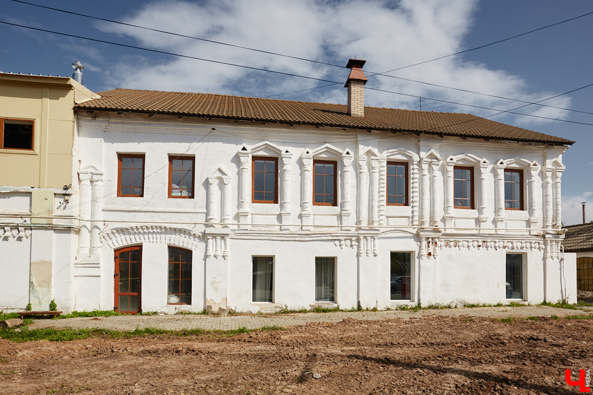 Есть в Суздальском районе дом, куда точно можно продавать билеты. В нем три этажа с удивительными предметами из частной коллекции. Кажется, там есть всё, начиная от редких самоваров и заканчивая коллекционными самокатами. Восторг вызывает также участок с замком Рапунцель. Хозяин строения, полного чудес, Юрий Жаров провел для «Ключ-Медиа» подробную экскурсию по своим владениям.