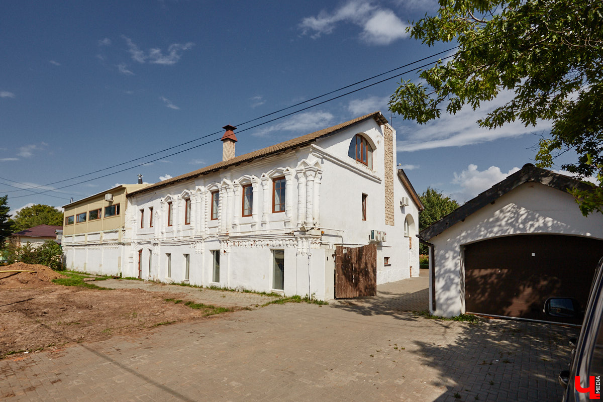 Есть в Суздальском районе дом, куда точно можно продавать билеты. В нем три этажа с удивительными предметами из частной коллекции. Кажется, там есть всё, начиная от редких самоваров и заканчивая коллекционными самокатами. Восторг вызывает также участок с замком Рапунцель. Хозяин строения, полного чудес, Юрий Жаров провел для «Ключ-Медиа» подробную экскурсию по своим владениям.