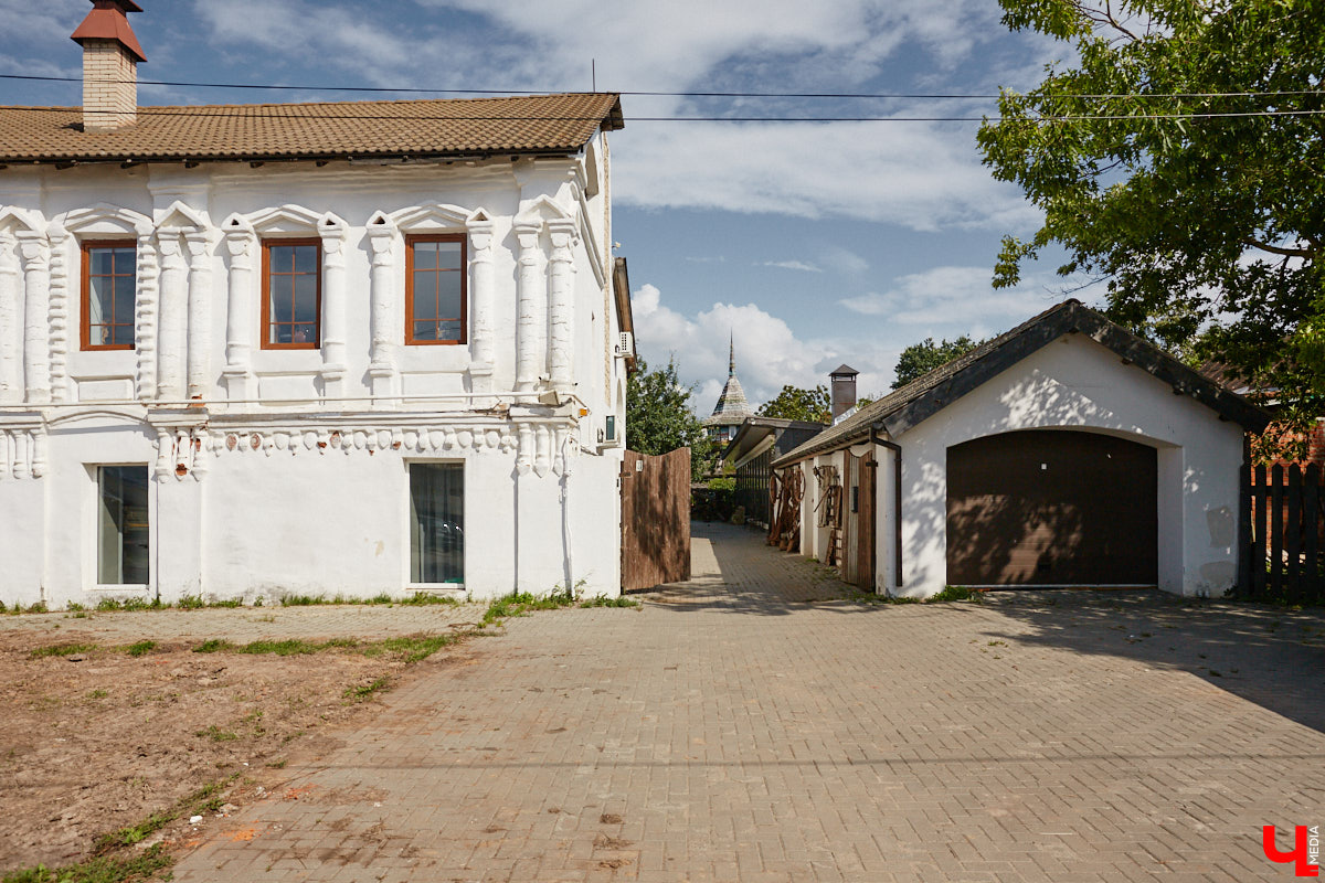 Есть в Суздальском районе дом, куда точно можно продавать билеты. В нем три этажа с удивительными предметами из частной коллекции. Кажется, там есть всё, начиная от редких самоваров и заканчивая коллекционными самокатами. Восторг вызывает также участок с замком Рапунцель. Хозяин строения, полного чудес, Юрий Жаров провел для «Ключ-Медиа» подробную экскурсию по своим владениям.