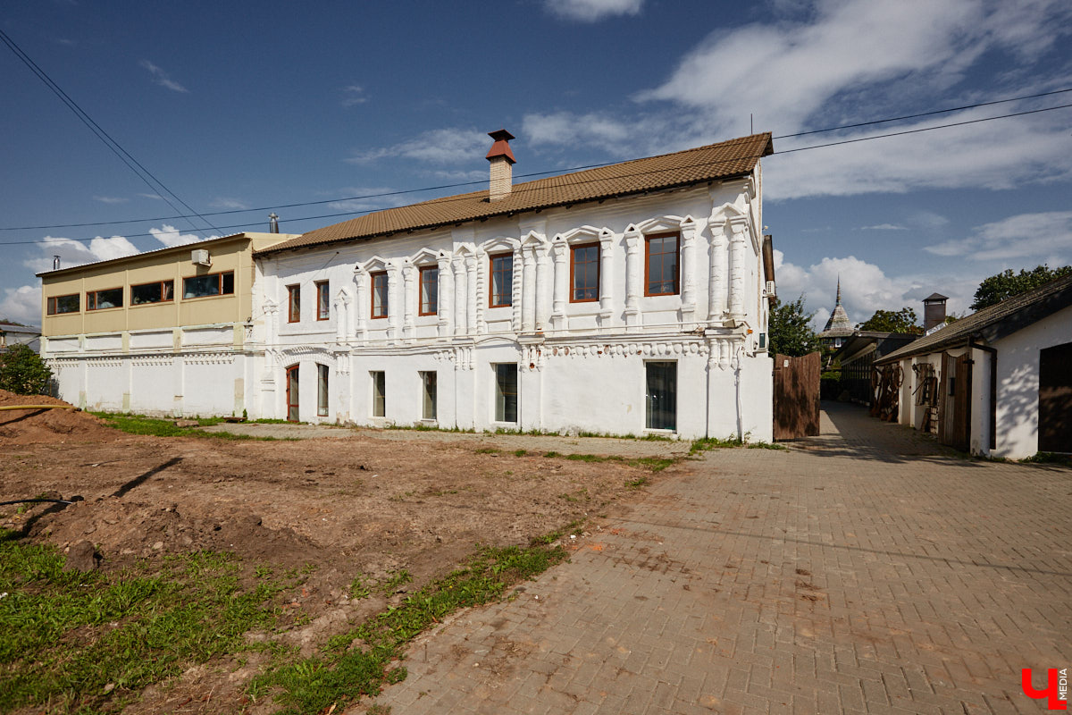 Есть в Суздальском районе дом, куда точно можно продавать билеты. В нем три этажа с удивительными предметами из частной коллекции. Кажется, там есть всё, начиная от редких самоваров и заканчивая коллекционными самокатами. Восторг вызывает также участок с замком Рапунцель. Хозяин строения, полного чудес, Юрий Жаров провел для «Ключ-Медиа» подробную экскурсию по своим владениям.