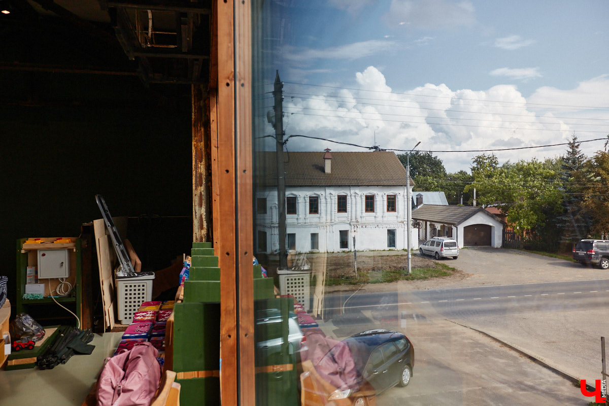 Есть в Суздальском районе дом, куда точно можно продавать билеты. В нем три этажа с удивительными предметами из частной коллекции. Кажется, там есть всё, начиная от редких самоваров и заканчивая коллекционными самокатами. Восторг вызывает также участок с замком Рапунцель. Хозяин строения, полного чудес, Юрий Жаров провел для «Ключ-Медиа» подробную экскурсию по своим владениям.