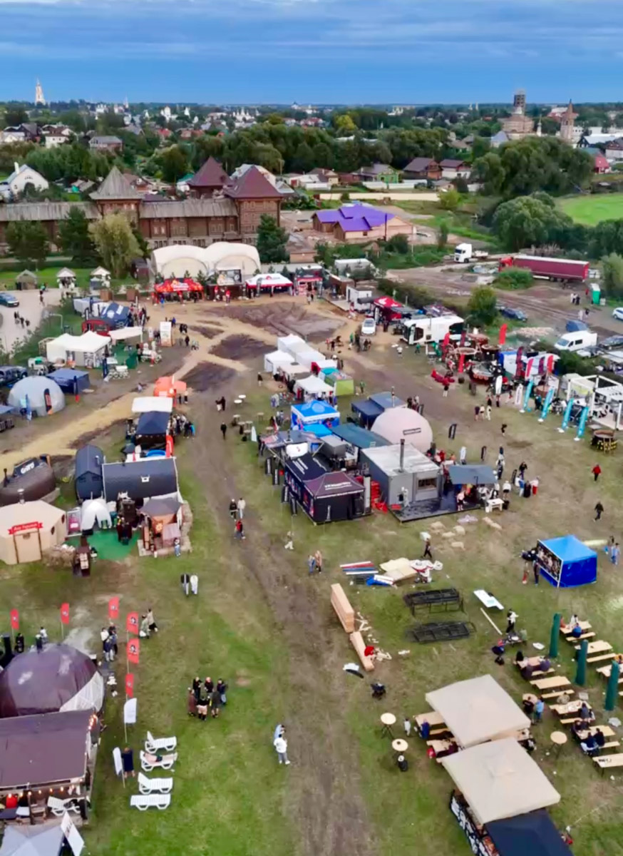 На территории экоотеля «Горячие ключи» в Суздале с огоньком прошел масштабный банный фестиваль «БаняФест»! Вопреки капризам погоды международное событие состоялось с невероятным размахом и энергией, объединив тысячи гостей, для которых парная культура — это не просто хобби, а состояние души.