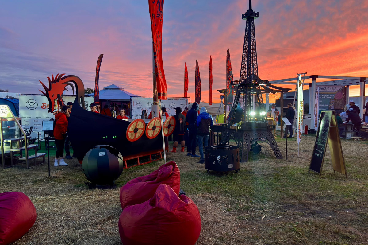 На территории экоотеля «Горячие ключи» в Суздале с огоньком прошел масштабный банный фестиваль «БаняФест»! Вопреки капризам погоды международное событие состоялось с невероятным размахом и энергией, объединив тысячи гостей, для которых парная культура — это не просто хобби, а состояние души.