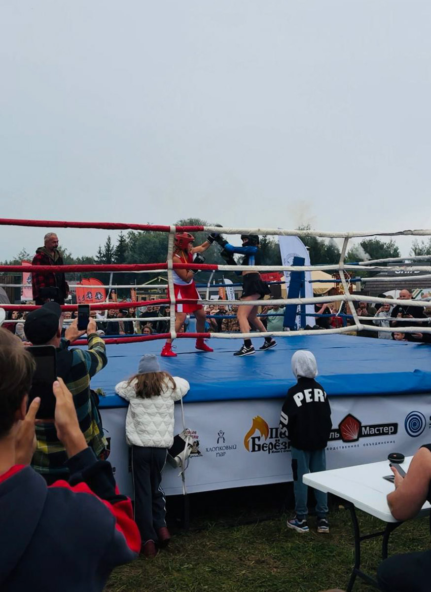 На территории экоотеля «Горячие ключи» в Суздале с огоньком прошел масштабный банный фестиваль «БаняФест»! Вопреки капризам погоды международное событие состоялось с невероятным размахом и энергией, объединив тысячи гостей, для которых парная культура — это не просто хобби, а состояние души.