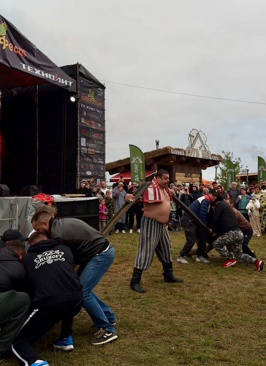 На территории экоотеля «Горячие ключи» в Суздале с огоньком прошел масштабный банный фестиваль «БаняФест»! Вопреки капризам погоды международное событие состоялось с невероятным размахом и энергией, объединив тысячи гостей, для которых парная культура — это не просто хобби, а состояние души.
