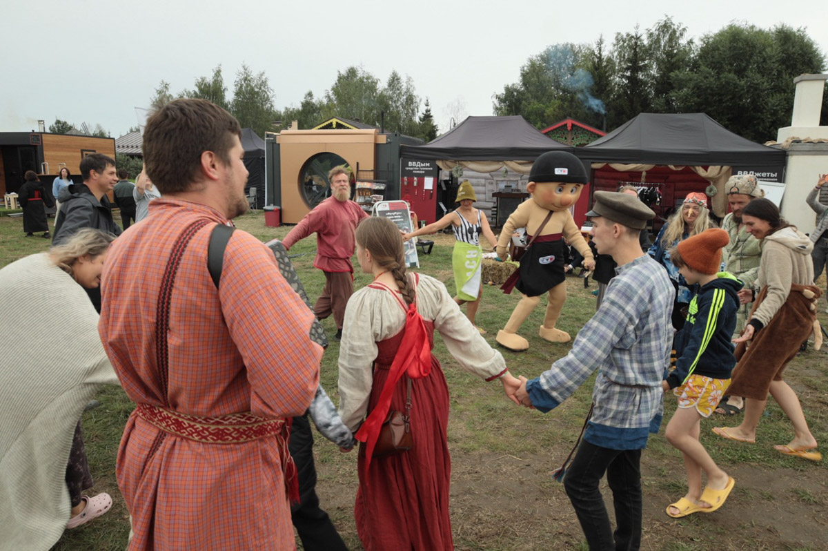 На территории экоотеля «Горячие ключи» в Суздале с огоньком прошел масштабный банный фестиваль «БаняФест»! Вопреки капризам погоды международное событие состоялось с невероятным размахом и энергией, объединив тысячи гостей, для которых парная культура — это не просто хобби, а состояние души.