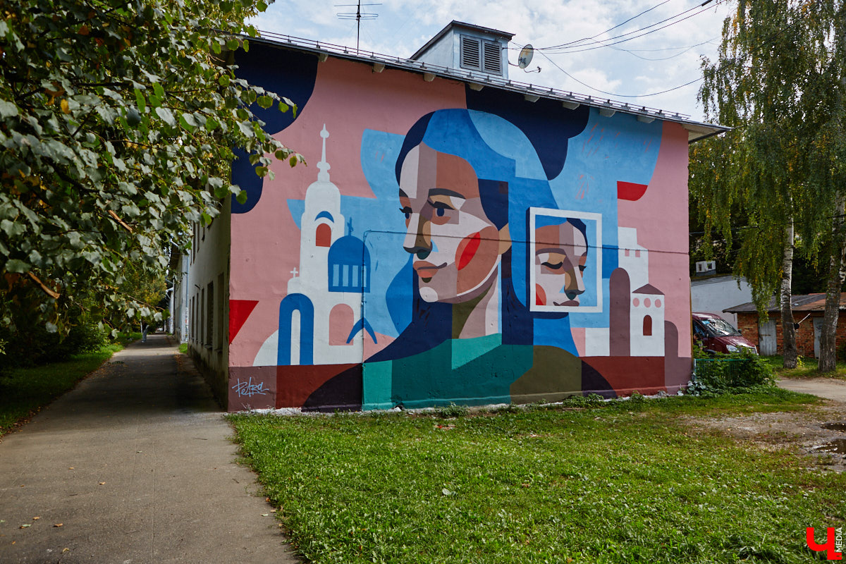 Городская галерея под открытым небом пополнилась свежими работами, а это значит, что во Владимире состоялся фестиваль уличного искусства. В этом году «Загфесту» пять лет. Юбилейное арт-событие прошло ярко: красками заиграли вдвое больше фасадов, чем обычно. Новые произведения от художников из разных уголков страны собрали в нашем фоторепортаже!