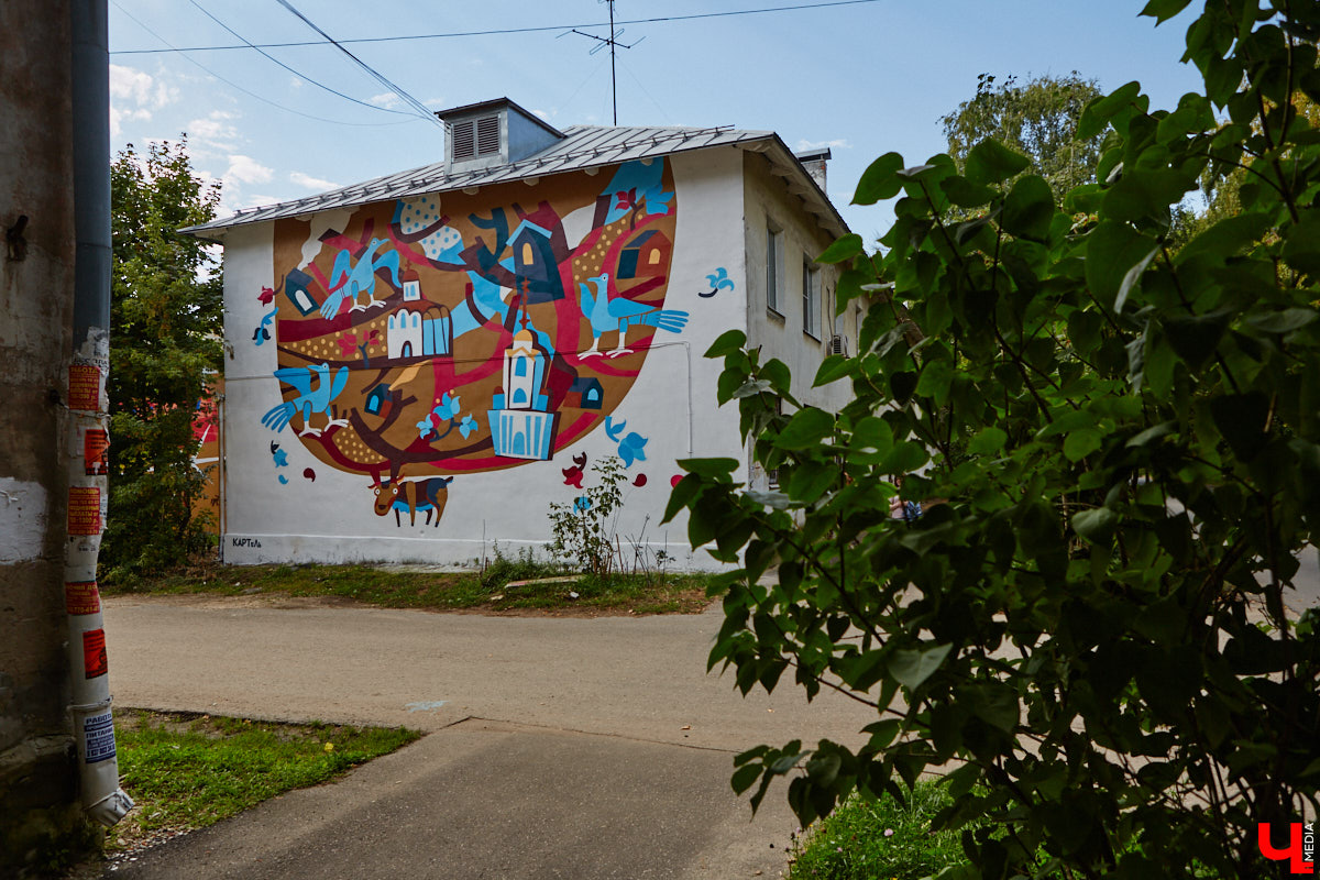 Городская галерея под открытым небом пополнилась свежими работами, а это значит, что во Владимире состоялся фестиваль уличного искусства. В этом году «Загфесту» пять лет. Юбилейное арт-событие прошло ярко: красками заиграли вдвое больше фасадов, чем обычно. Новые произведения от художников из разных уголков страны собрали в нашем фоторепортаже!