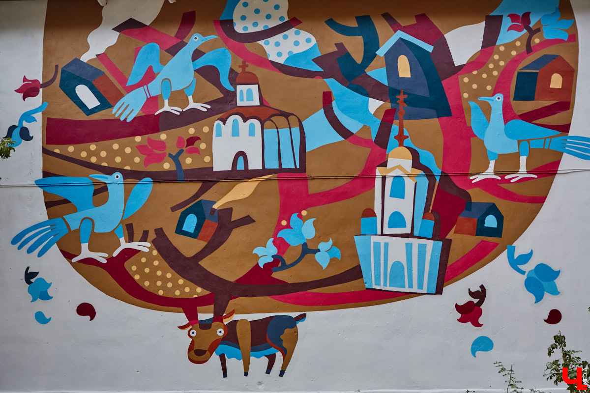 Городская галерея под открытым небом пополнилась свежими работами, а это значит, что во Владимире состоялся фестиваль уличного искусства. В этом году «Загфесту» пять лет. Юбилейное арт-событие прошло ярко: красками заиграли вдвое больше фасадов, чем обычно. Новые произведения от художников из разных уголков страны собрали в нашем фоторепортаже!