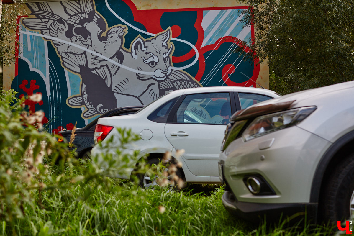 Городская галерея под открытым небом пополнилась свежими работами, а это значит, что во Владимире состоялся фестиваль уличного искусства. В этом году «Загфесту» пять лет. Юбилейное арт-событие прошло ярко: красками заиграли вдвое больше фасадов, чем обычно. Новые произведения от художников из разных уголков страны собрали в нашем фоторепортаже!