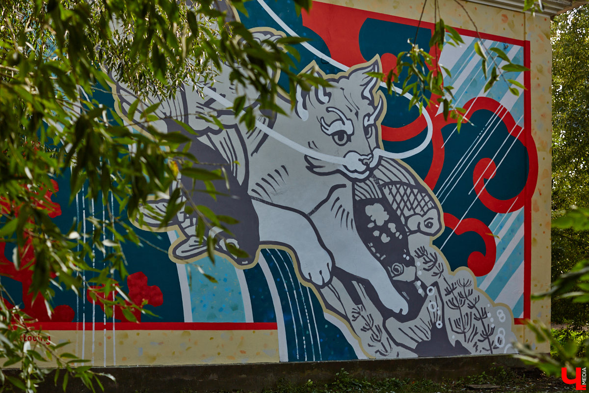 Городская галерея под открытым небом пополнилась свежими работами, а это значит, что во Владимире состоялся фестиваль уличного искусства. В этом году «Загфесту» пять лет. Юбилейное арт-событие прошло ярко: красками заиграли вдвое больше фасадов, чем обычно. Новые произведения от художников из разных уголков страны собрали в нашем фоторепортаже!