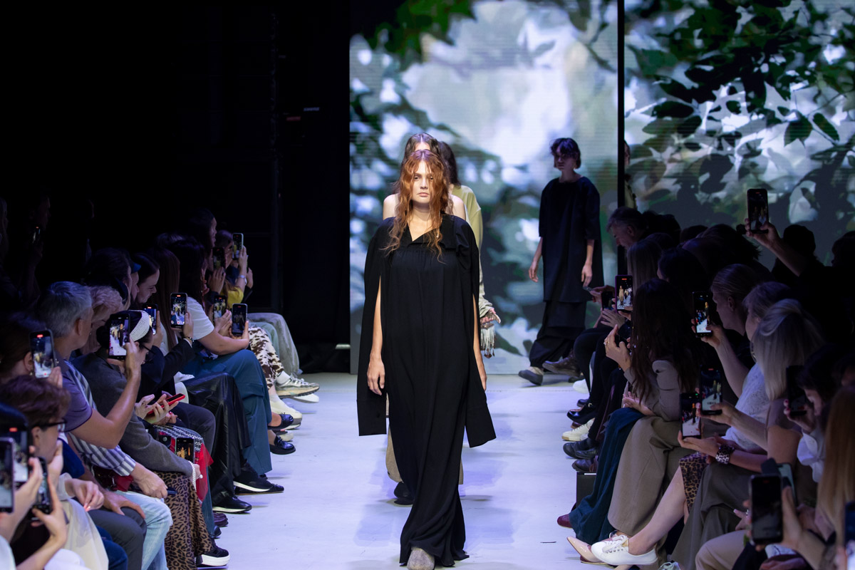 В столице завершилась пятая Московская неделя моды. Участие в одном из самых значимых событий в отечественном фешен-календаре принял художник-ювелир из Мурома. Украшения Семена Старова для презентации своей коллекции «Исток» выбрала дизайнер Маша Андрианова. Уникальные серьги-прялки, ожерелок и кольцо-лунник покорили большой подиум.