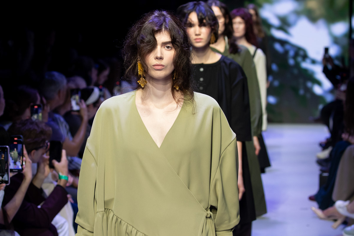 В столице завершилась пятая Московская неделя моды. Участие в одном из самых значимых событий в отечественном фешен-календаре принял художник-ювелир из Мурома. Украшения Семена Старова для презентации своей коллекции «Исток» выбрала дизайнер Маша Андрианова. Уникальные серьги-прялки, ожерелок и кольцо-лунник покорили большой подиум.