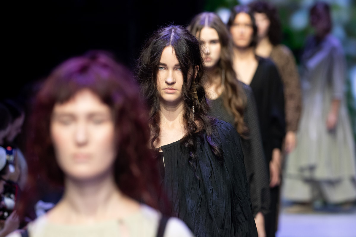 В столице завершилась пятая Московская неделя моды. Участие в одном из самых значимых событий в отечественном фешен-календаре принял художник-ювелир из Мурома. Украшения Семена Старова для презентации своей коллекции «Исток» выбрала дизайнер Маша Андрианова. Уникальные серьги-прялки, ожерелок и кольцо-лунник покорили большой подиум.