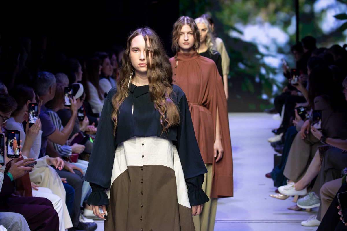 В столице завершилась пятая Московская неделя моды. Участие в одном из самых значимых событий в отечественном фешен-календаре принял художник-ювелир из Мурома. Украшения Семена Старова для презентации своей коллекции «Исток» выбрала дизайнер Маша Андрианова. Уникальные серьги-прялки, ожерелок и кольцо-лунник покорили большой подиум.