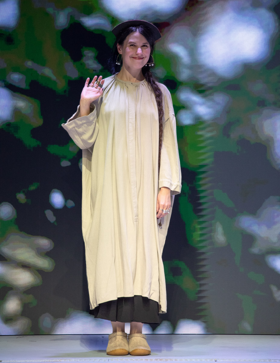 В столице завершилась пятая Московская неделя моды. Участие в одном из самых значимых событий в отечественном фешен-календаре принял художник-ювелир из Мурома. Украшения Семена Старова для презентации своей коллекции «Исток» выбрала дизайнер Маша Андрианова. Уникальные серьги-прялки, ожерелок и кольцо-лунник покорили большой подиум.