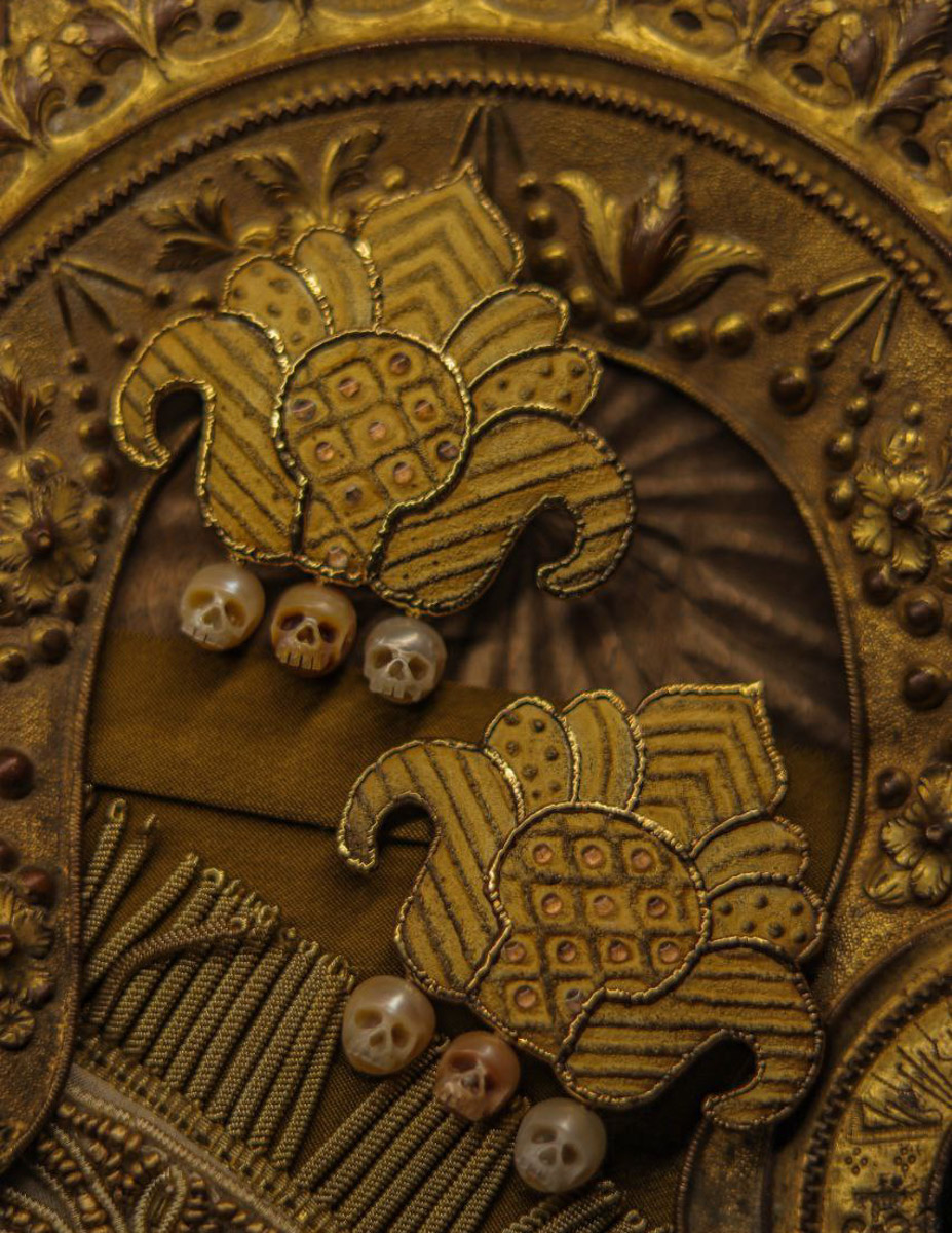 В столице завершилась пятая Московская неделя моды. Участие в одном из самых значимых событий в отечественном фешен-календаре принял художник-ювелир из Мурома. Украшения Семена Старова для презентации своей коллекции «Исток» выбрала дизайнер Маша Андрианова. Уникальные серьги-прялки, ожерелок и кольцо-лунник покорили большой подиум.